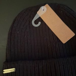 Steve Madden, cat 100% wool brand new